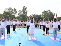 जबलपुर में योग करतीं राष्ट्रपति मुर्मु