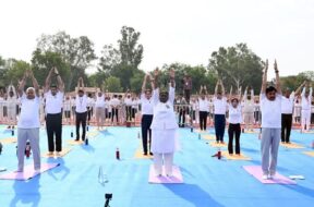 जबलपुर में योग करतीं राष्ट्रपति मुर्मु