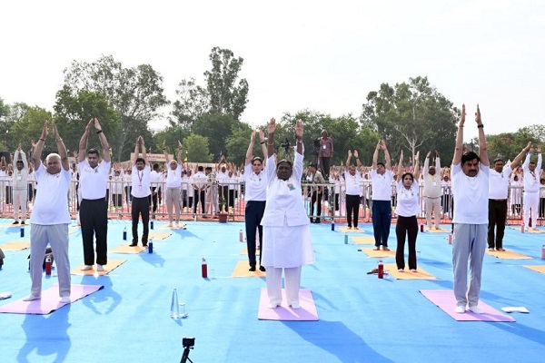 राष्ट्रपति मुर्मु का संदेश- योग सम्पूर्ण मानवता को व्यापक विश्व-चेतना से जोड़ने का एक सशक्त माध्यम