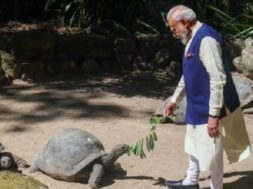जोनाथन को खाना खिलाते पीएम मोदी