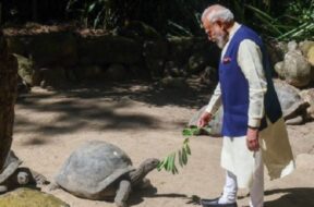जोनाथन को खाना खिलाते पीएम मोदी