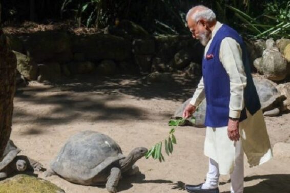 जोनाथन को खाना खिलाते पीएम मोदी