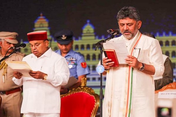 कर्नाटक : डीके शिवकुमार ने ली सीएम पद की शपथ, जी परमेश्वर डिप्टी सीएम, 13 अन्य मंत्रियों ने भी शपथ ली