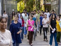 परीक्षा देकर लौटते अभ्यर्थी