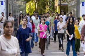 परीक्षा देकर लौटते अभ्यर्थी