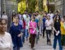 परीक्षा देकर लौटते अभ्यर्थी