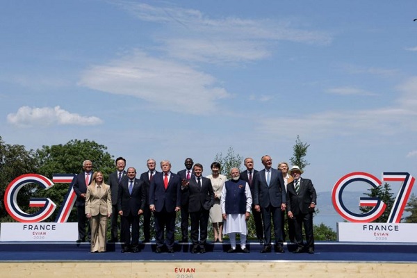 G7 समिट : पीएम मोदी पारंपरिक ग्रुप फोटो के लिए दुनिया के नेताओं के साथ हुए शामिल