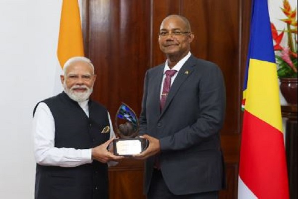 पीएम मोदी को राष्ट्रपति पैट्रिक हर्मिनी ने सेशेल्स के सर्वोच्च सम्मान ‘गार्डियन ऑफ द ब्लू होराइजन’ से सम्मानित किया