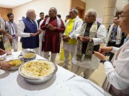 पीएम मोदी ने झालमुड़ी का चखा स्वाद