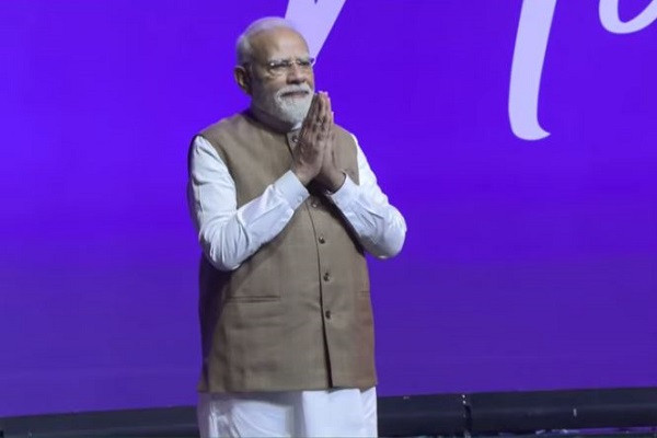 पीएम मोदी ने पेरिस में भारतीय समुदाय से कहा- संबंधों को और मजबूत करने का जर‍िया है फुटबॉल का साझा जुनून