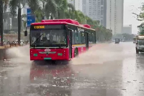 मुंबई में मानसून की पहली ही बारिश से हाल-बेहाल, ऑरेंज अलर्ट जारी, कई जगहों पर जलजमाव