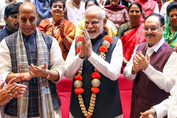 पीएम मोदी के ऐतिहासिक रिकॉर्ड पर केंद्रीय मंत्रियों ने दी बधाई, कहा- विकास को मिली नई दिशा