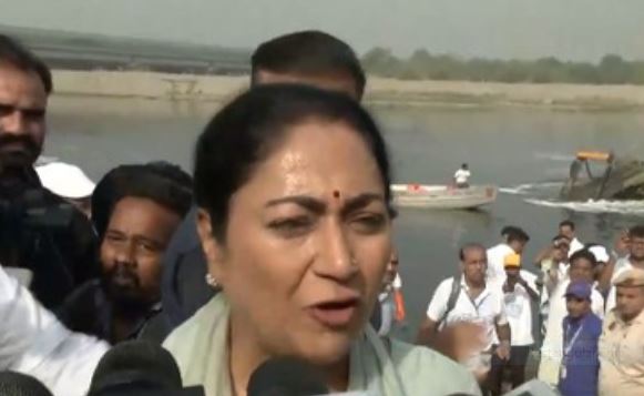 मुख्यमंत्री रेखा गुप्ता ने यमुना किनारे सफाई अभियान का किया नेतृत्व, कई भाजपा नेता भी हुए शामिल