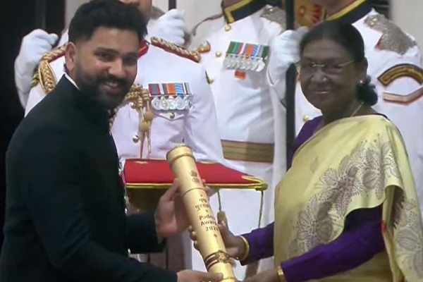 पद्म पुरस्कार 2026 : राष्ट्रपति द्रौपदी मुर्मु ने पूर्व भारतीय क्रिकेट कप्तान रोहित शर्मा को पद्मश्री से सम्मानित किया