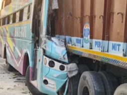 वडोदरा में बस-ट्रक में टक्कर