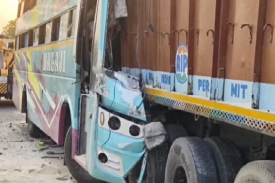 वडोदरा में बस-ट्रक में टक्कर