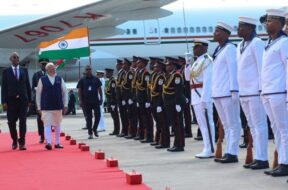 सेशेल्स में राष्ट्रपति हर्मिनी ने पीएम मोदी का स्वागत किया