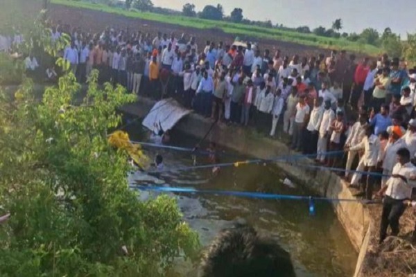 महाराष्ट्र : सोलापुर में श्रद्धालुओं से भरी पिकअप कुएं में गिरी, 8 लोगों की मौत