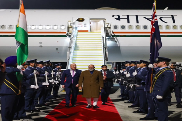 न्यूजीलैंड पहुंचे पीएम मोदी, PM क्रिस्टोफर लक्सन ने गले लगाकर किया स्वागत, भारतीय समुदाय में उत्साह
