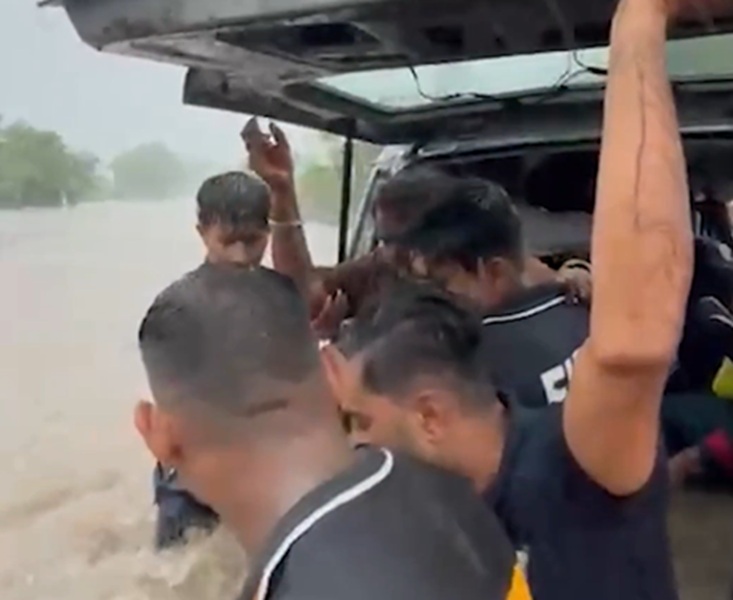Monsoon Update: गुजरात से यूपी तक मानसून का कहर, कई राज्यों में बाढ़ जैसे हालात; भारी बारिश का रेड अलर्ट