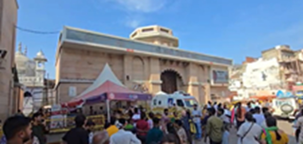 काशी विश्वनाथ मंदिर के बाहर चली गोली, पीएसी जवान की कार्बाइन से हुआ हादसा; 3 लोग घायल