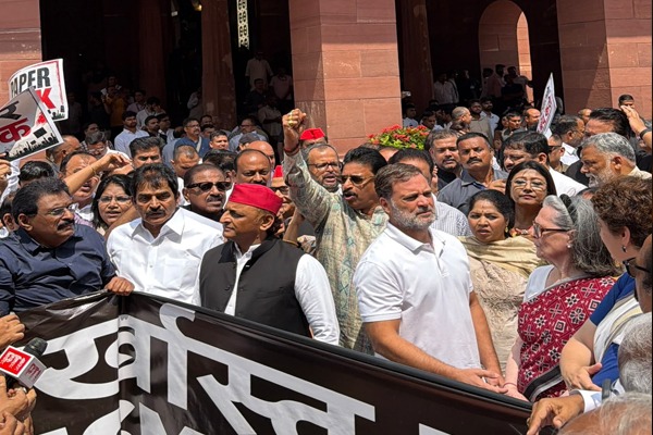 Parliament Protest : राहुल गांधी, अखिलेश, महुआ मोइत्रा का प्रदर्शन, धर्मेंद्र प्रधान के इस्तीफे की मांग