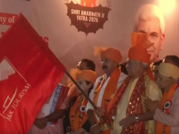 अमरनाथ यात्रा की औपचारिक शुरुआत, उपराज्यपाल ने जम्मू से पहले जत्थे को हरी झंडी दिखाकर किया रवाना
