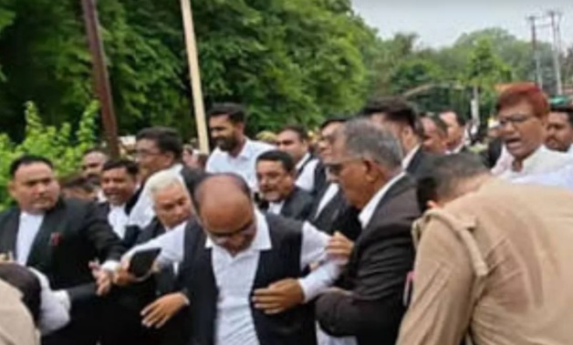 राम मंदिर चढ़ावा गबन मामला : फैजाबाद बार एसोसिएशन का विरोध मार्च, चंपत राय समेत चार के खिलाफ FIR की मांग