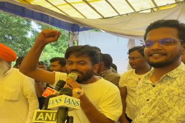 धर्मेंद्र प्रधान के इस्तीफे पर CJP में जश्न, संस्थापक अभिजीत बोले- ‘अच्छे-अच्छों के इस्तीफे ले सकते हैं हम’