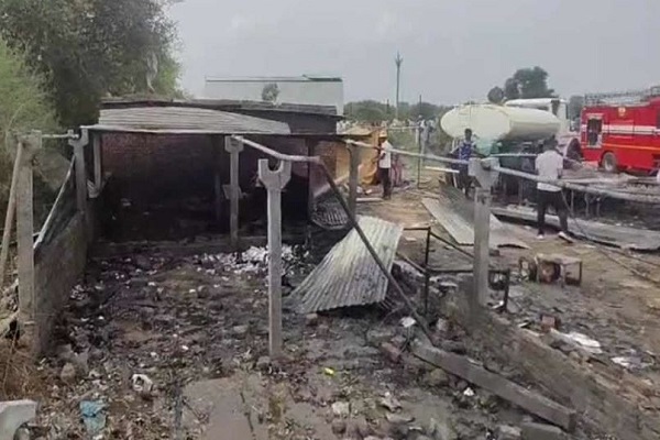 गुजरात : अहमदाबाद में अवैध पटाखा फैक्ट्री में ब्लास्ट, 9 लोगों की मौत, कई अन्य घायल