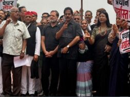 काले कपड़े में प्रदर्शन