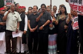 काले कपड़े में प्रदर्शन