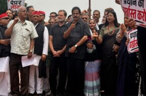 काले कपड़े में प्रदर्शन