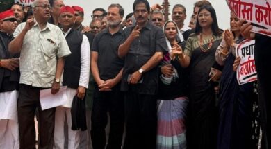 काले कपड़े में प्रदर्शन