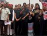 काले कपड़े में प्रदर्शन