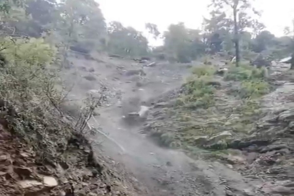 उत्तराखंड : बारिश और भूस्खलन से फिर रोकी गई चारधाम यात्रा, यात्रियों की सुरक्षा के लिए प्रशासन अलर्ट