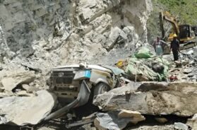 टाटा सूमो पर पहाड़ से गिरे पत्थर