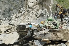 टाटा सूमो पर पहाड़ से गिरे पत्थर