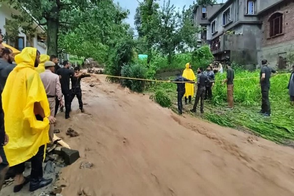जम्मू-कश्मीर : पुंछ व राजौरी में बादल फटने से आई बाढ़ ने मचाई तबाही, 16 लोगों की मौत, कई अन्य लापता
