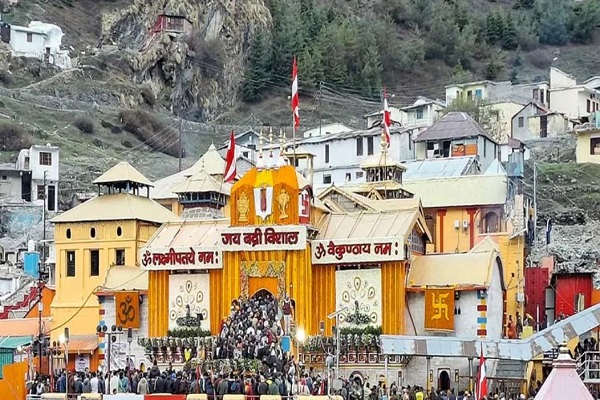 बदरीनाथ मंदिर में चढ़ावा चोरी की जांच के लिए 3 सदस्यीय उच्चस्तरीय समिति गठित, निजी सहायक पर FIR