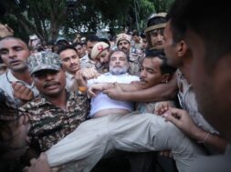 राहुल गांधी हिरासत में1