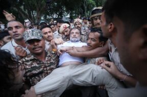 राहुल गांधी हिरासत में1