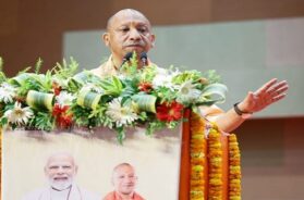 वाराणसी में सीएम योगी