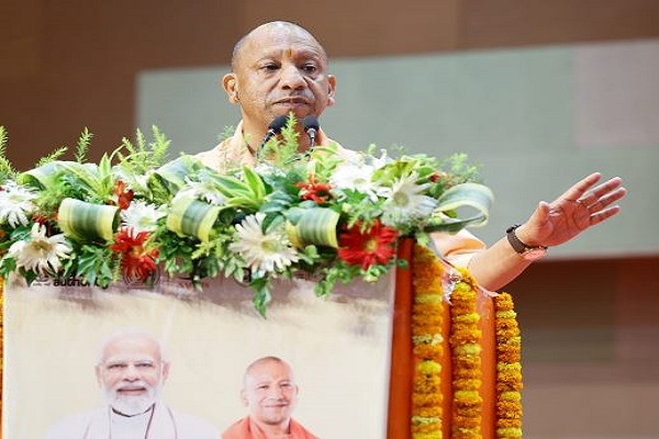 यूपी : सीएम योगी ने वाराणसी में मुख्यमंत्री शिक्षक कैशलेस चिकित्सा सुविधा का किया शुभारम्भ
