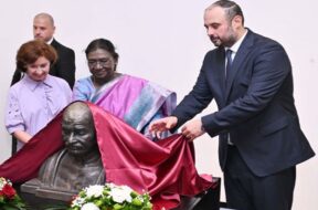स्कोपिए में महात्मा गांधी की प्रतिमा का अनावरण