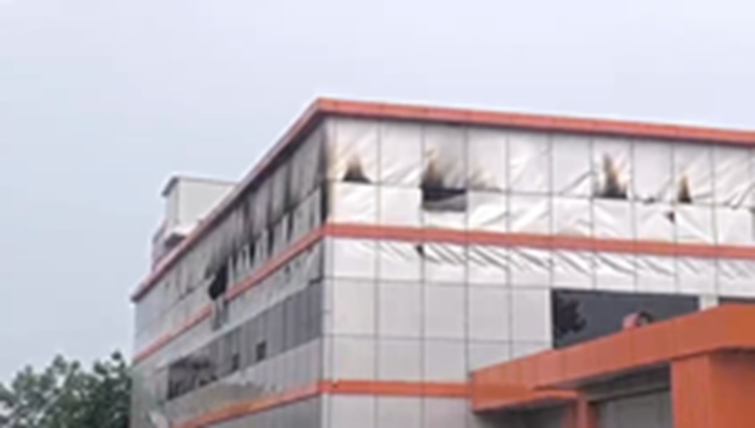 नोएडा की इलेक्ट्रॉनिक चिप फैक्ट्री में भीषण आग, दीवार गिरने से दो फायरकर्मियों की मौत, तीन घायल
