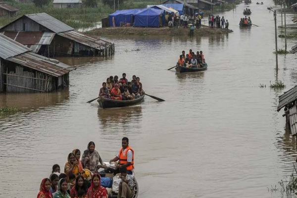 Assam Flood: शिवसागर में बाढ़ से तबाही, 16 दिनों से लकड़ी के तख्त पर रहने को मजबूर बुजुर्ग दंपत्ति, राहत अभियान तेज