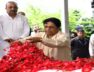 दिवंगत विधायक उमाशंकर सिंह को पु्ष्पांजलि अर्पित करतीं मायावती